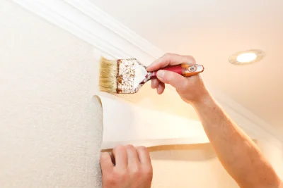 Pose de papier peint à Juré — revêtements muraux et toiles de verre